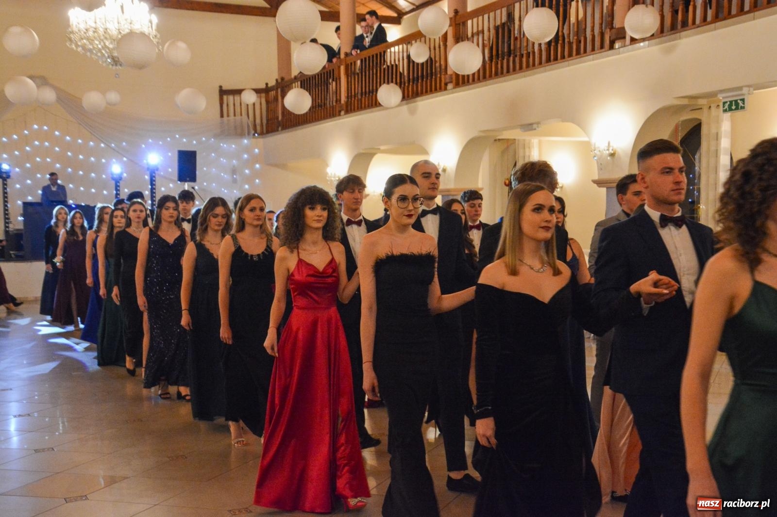 Zdjęcie w galerii na portalu naszraciborz.pl: II LO bawi się na studniówce w Rogowie [FOTO i WIDEO] wiadomości z regionu