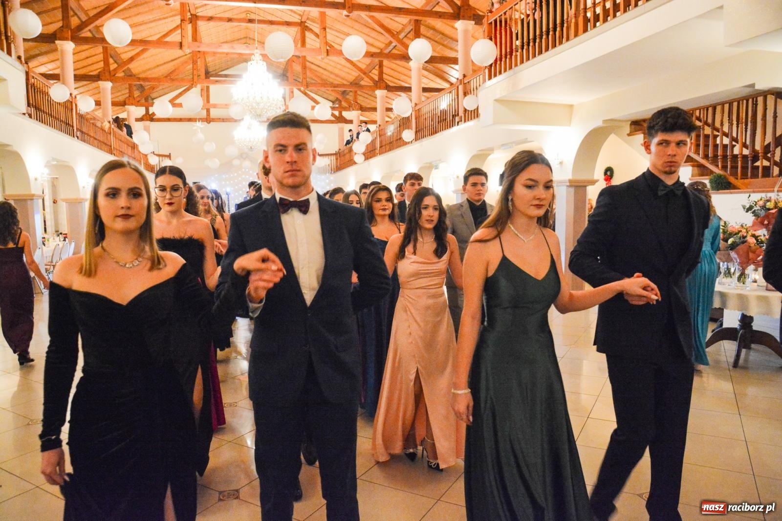 Zdjęcie w galerii na portalu naszraciborz.pl: II LO bawi się na studniówce w Rogowie [FOTO i WIDEO] wiadomości z regionu