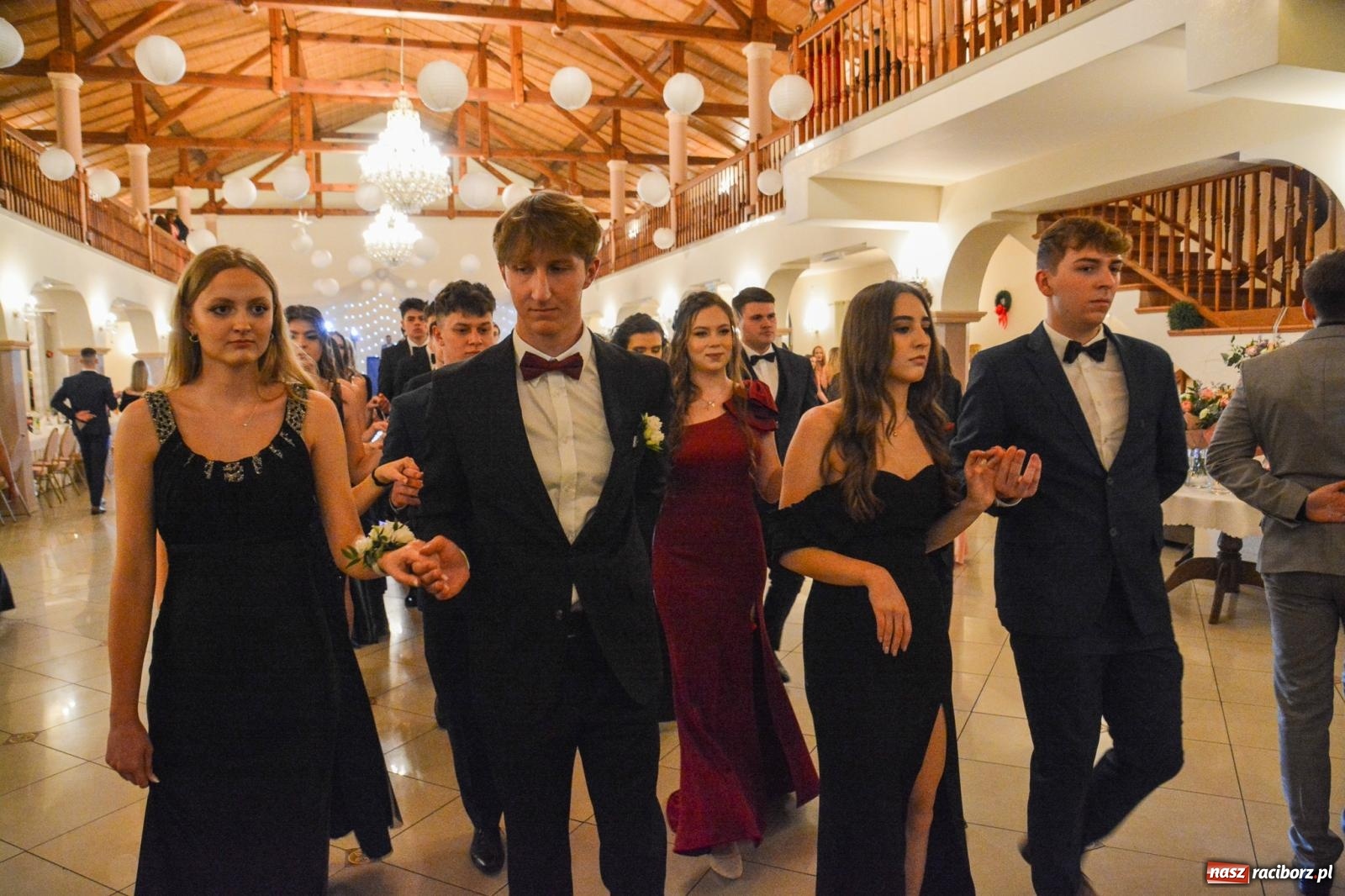 Zdjęcie w galerii na portalu naszraciborz.pl: II LO bawi się na studniówce w Rogowie [FOTO i WIDEO] wiadomości z regionu