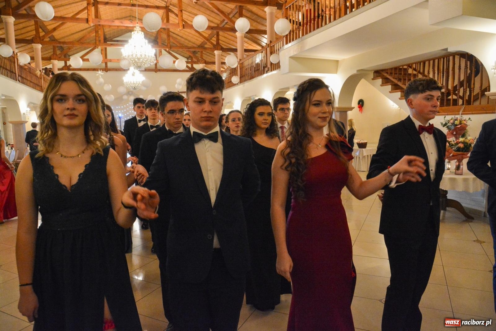 Zdjęcie w galerii na portalu naszraciborz.pl: II LO bawi się na studniówce w Rogowie [FOTO i WIDEO] wiadomości z regionu