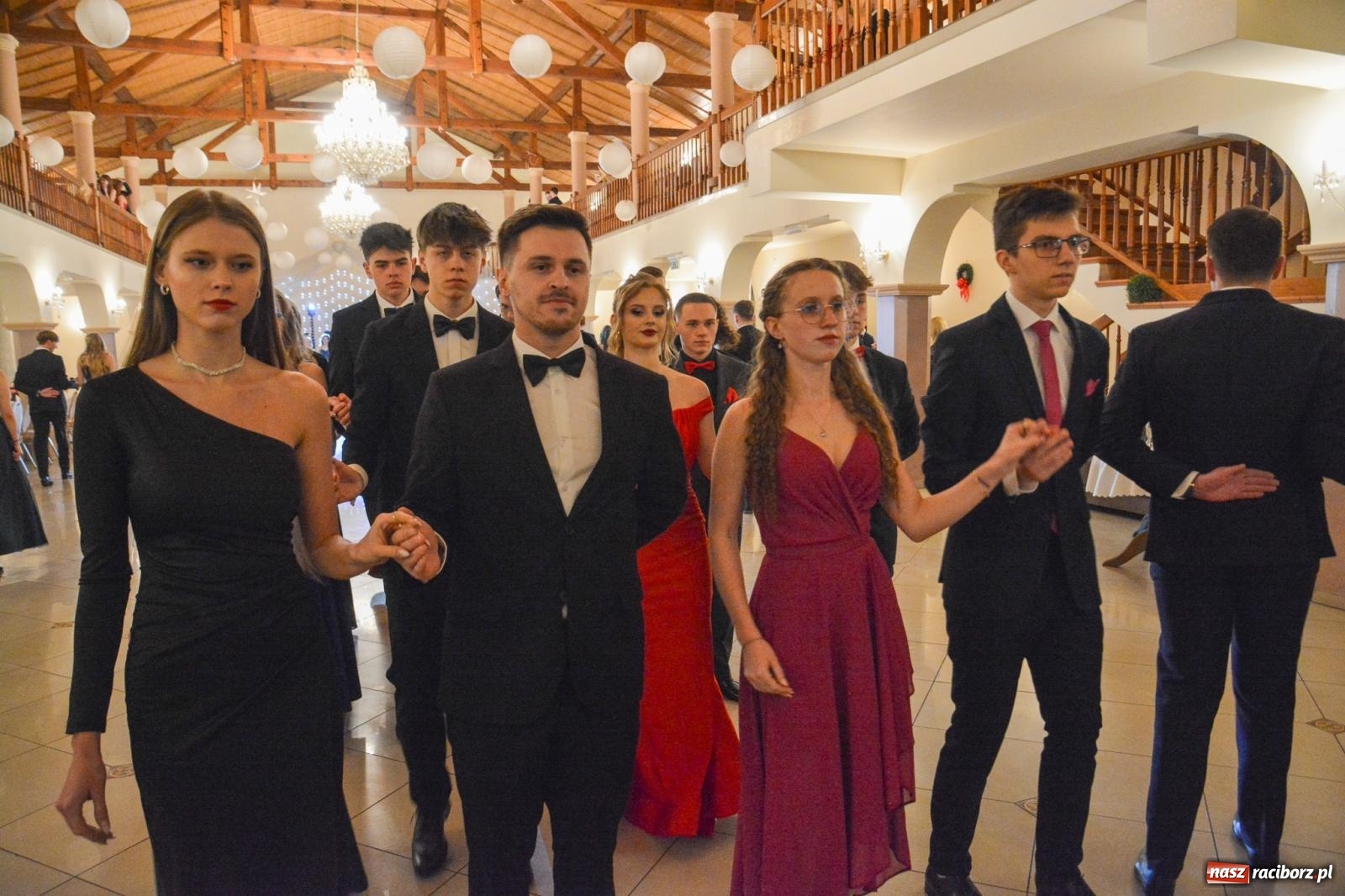 Zdjęcie w galerii na portalu naszraciborz.pl: II LO bawi się na studniówce w Rogowie [FOTO i WIDEO] wiadomości z regionu