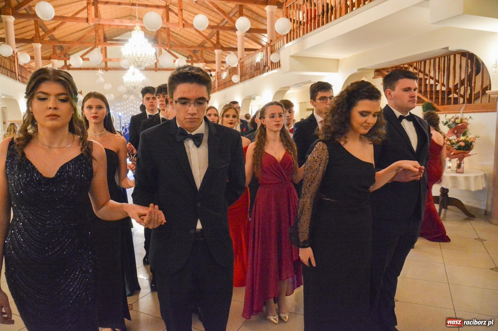 Zdjęcie w galerii na portalu naszraciborz.pl: II LO bawi się na studniówce w Rogowie [FOTO i WIDEO] wiadomości z regionu