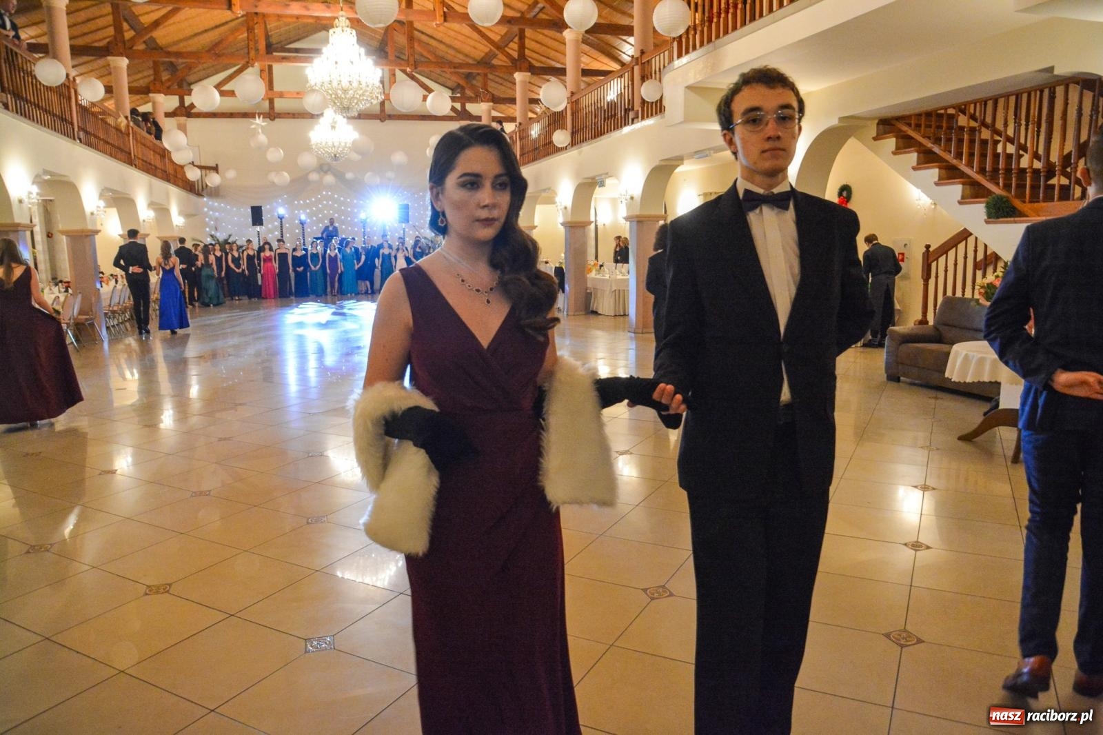 Zdjęcie w galerii na portalu naszraciborz.pl: II LO bawi się na studniówce w Rogowie [FOTO i WIDEO] wiadomości z regionu