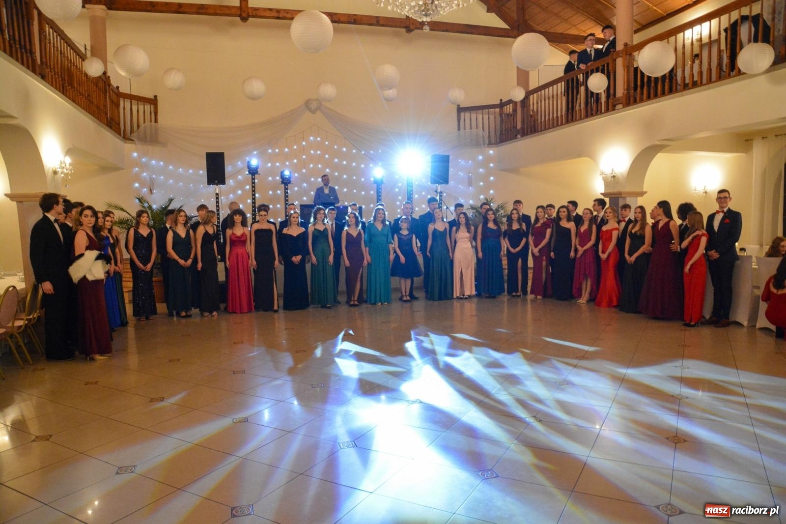 Zdjęcie w galerii na portalu naszraciborz.pl: II LO bawi się na studniówce w Rogowie [FOTO i WIDEO] wiadomości z regionu