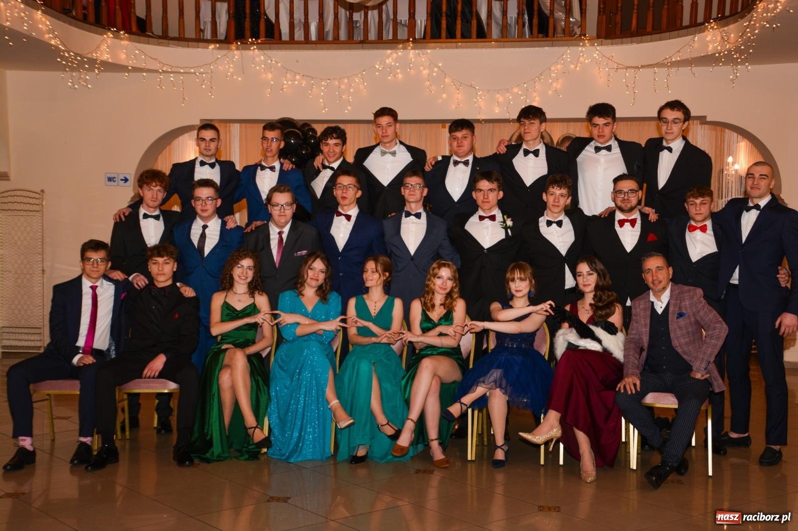 Zdjęcie w galerii na portalu naszraciborz.pl: II LO bawi się na studniówce w Rogowie [FOTO i WIDEO] wiadomości z regionu