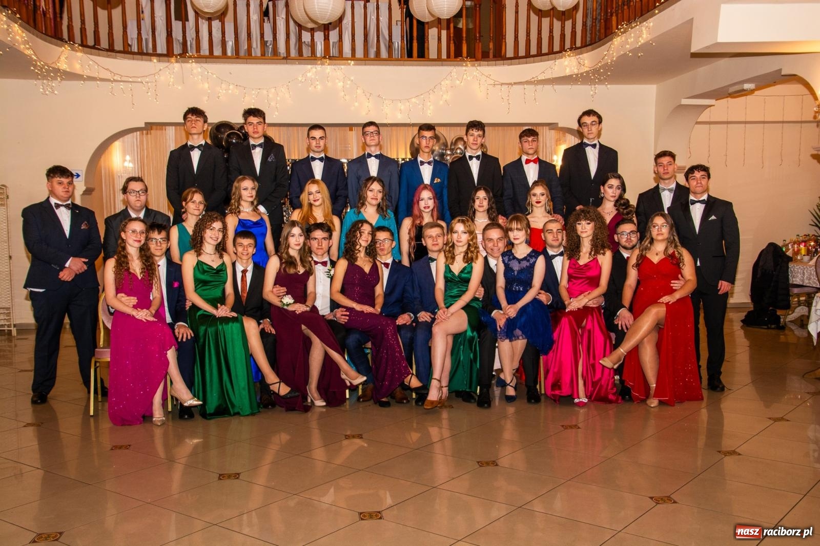 Zdjęcie w galerii na portalu naszraciborz.pl: II LO bawi się na studniówce w Rogowie [FOTO i WIDEO] wiadomości z regionu