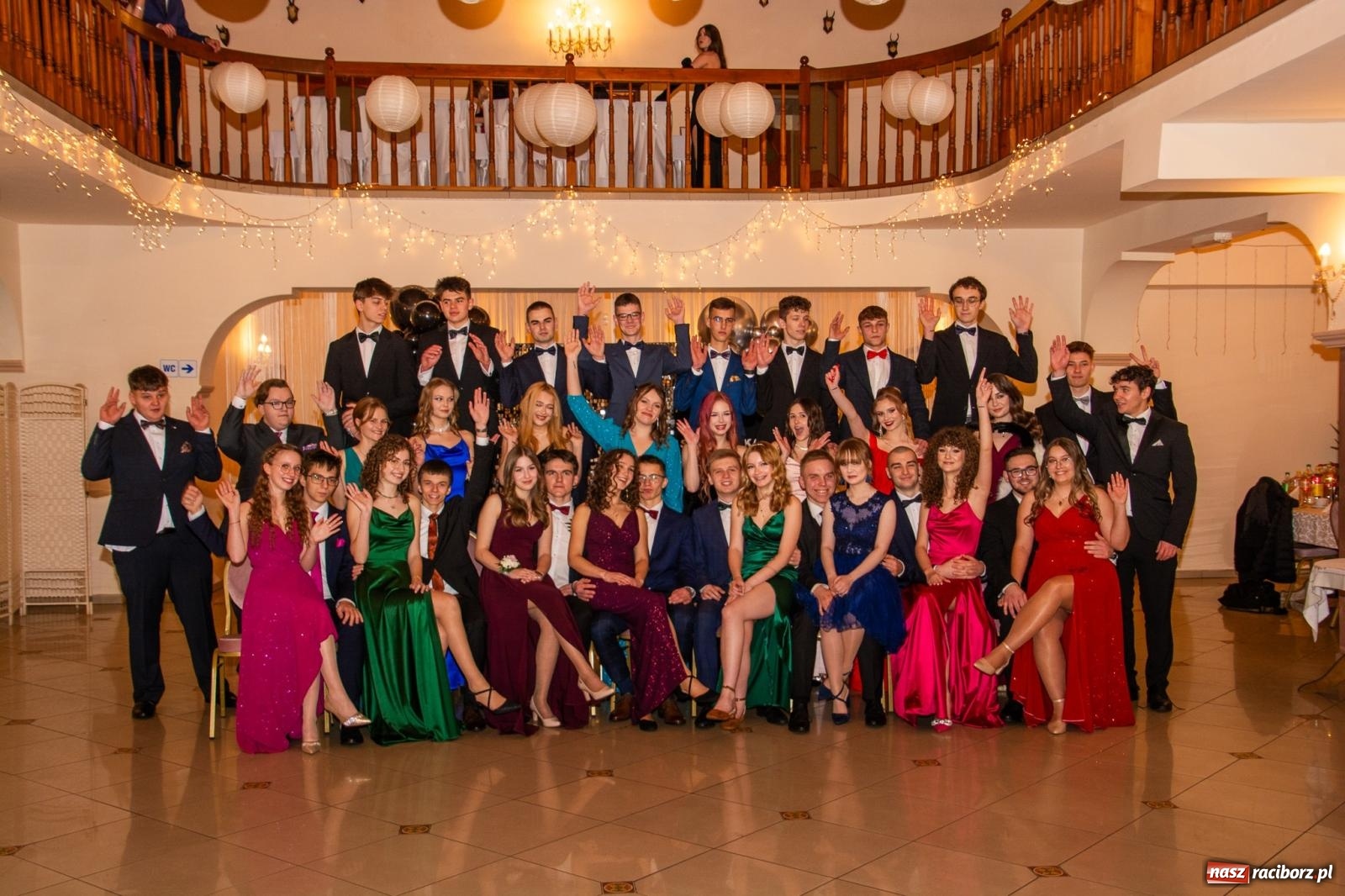 Zdjęcie w galerii na portalu naszraciborz.pl: II LO bawi się na studniówce w Rogowie [FOTO i WIDEO] wiadomości z regionu