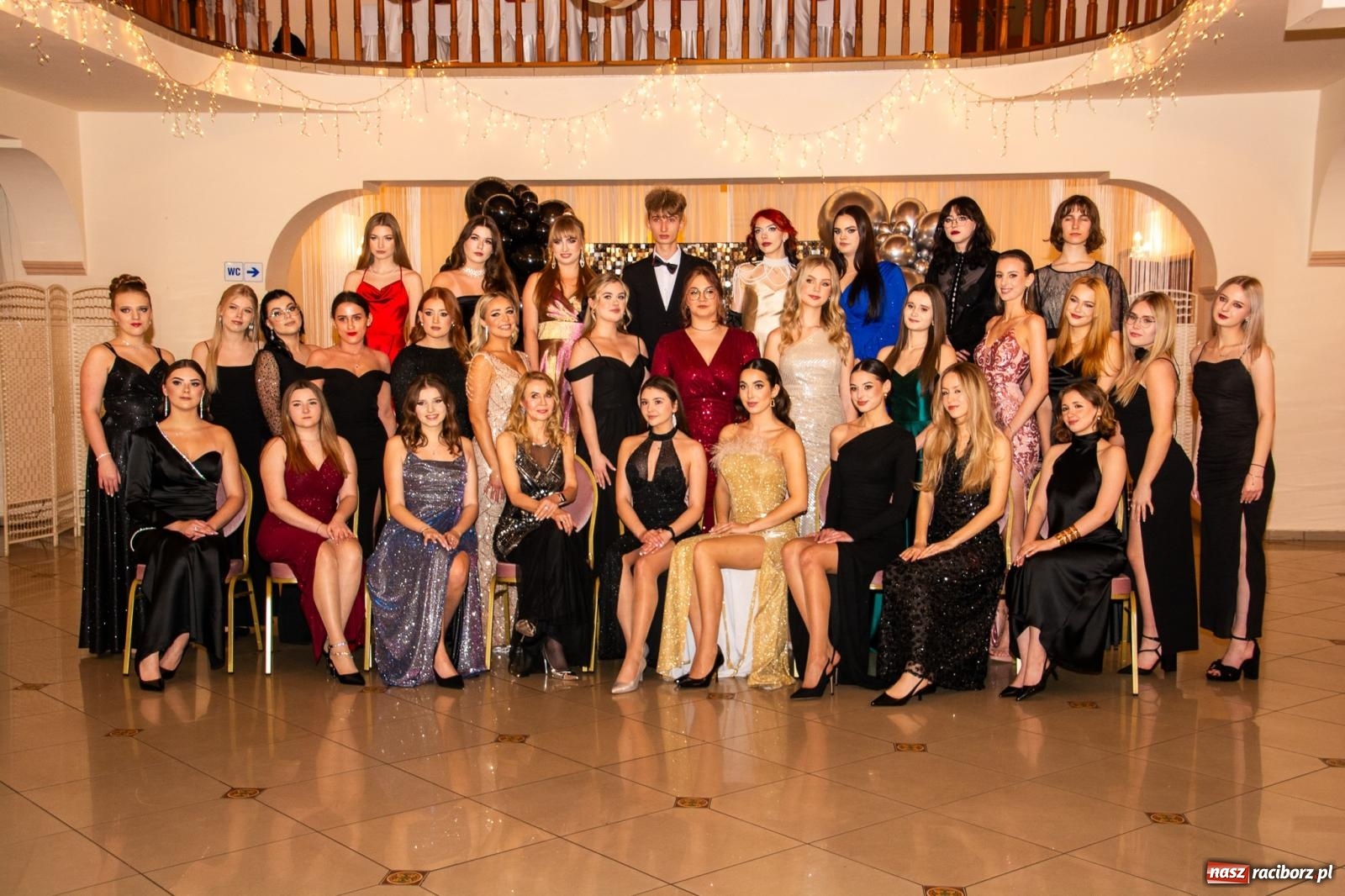 Zdjęcie w galerii na portalu naszraciborz.pl: II LO bawi się na studniówce w Rogowie [FOTO i WIDEO] wiadomości z regionu