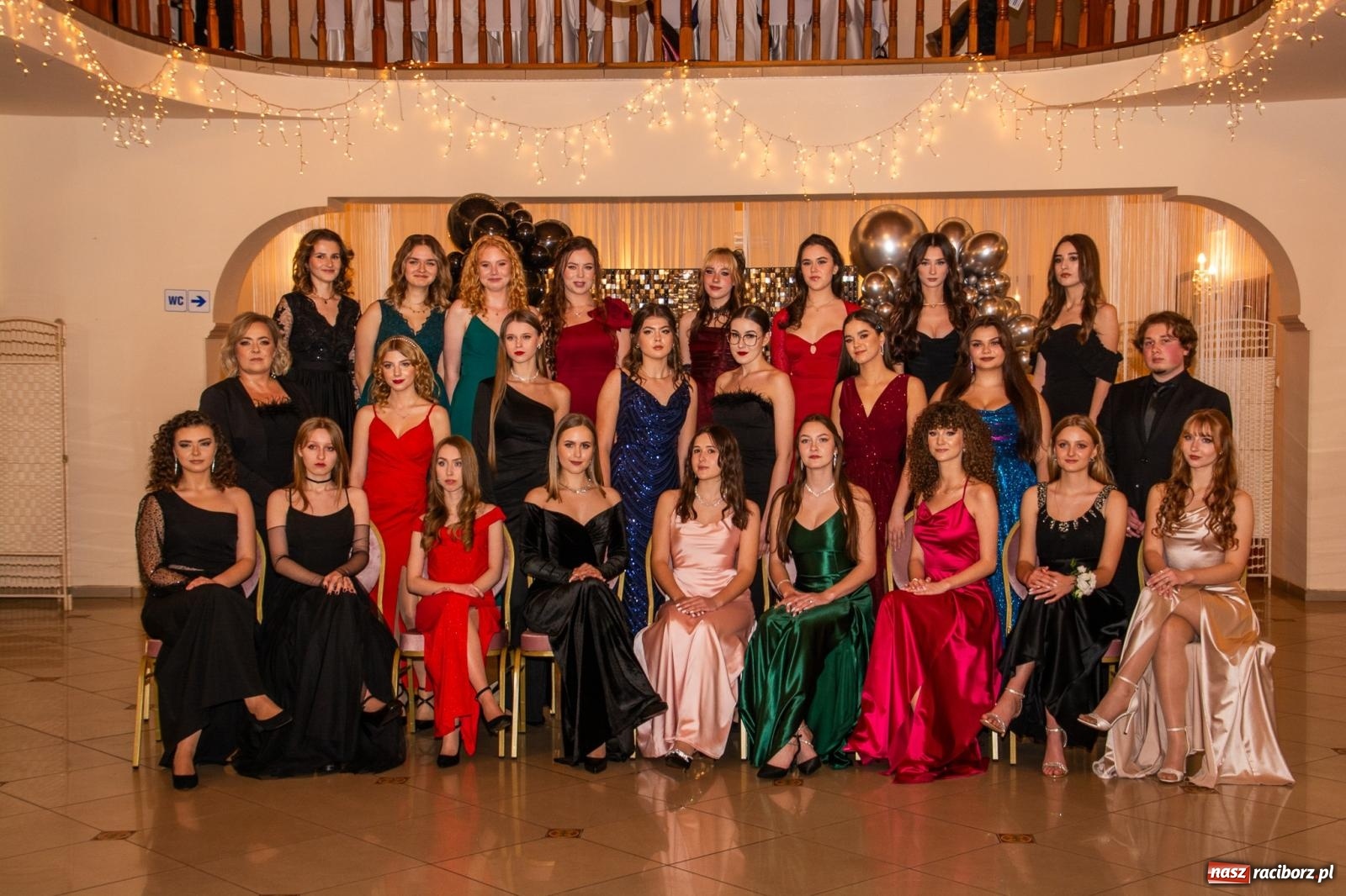 Zdjęcie w galerii na portalu naszraciborz.pl: II LO bawi się na studniówce w Rogowie [FOTO i WIDEO] wiadomości z regionu