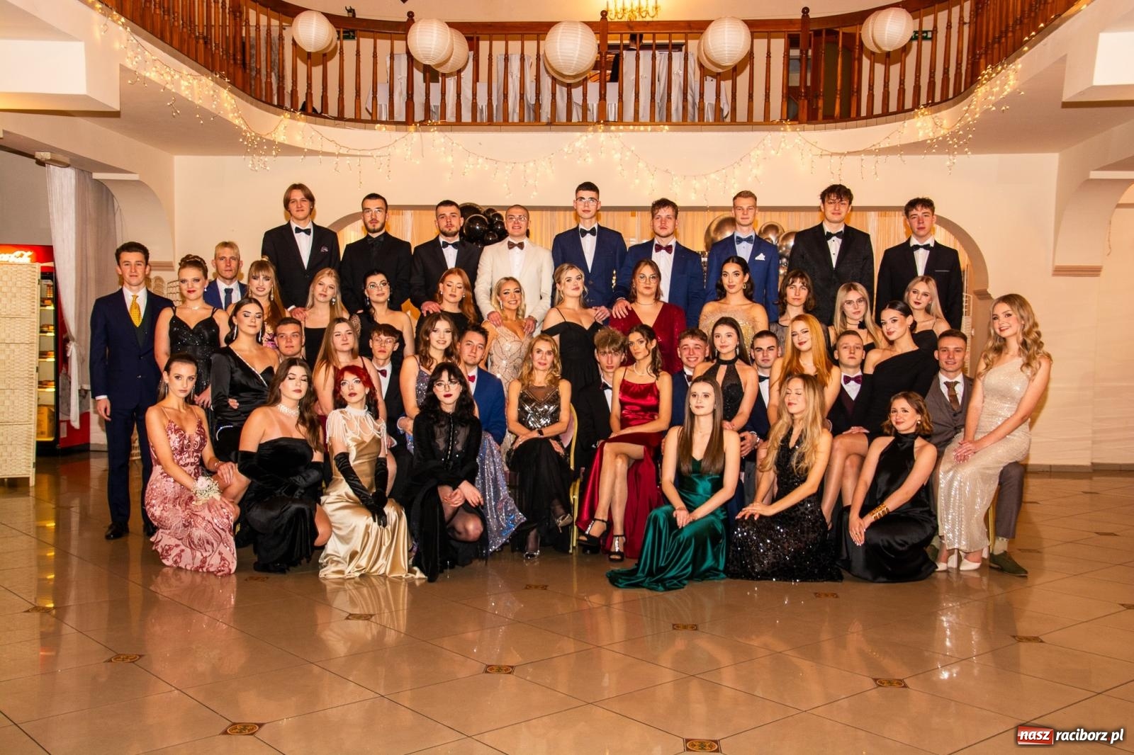 Zdjęcie w galerii na portalu naszraciborz.pl: II LO bawi się na studniówce w Rogowie [FOTO i WIDEO] wiadomości z regionu