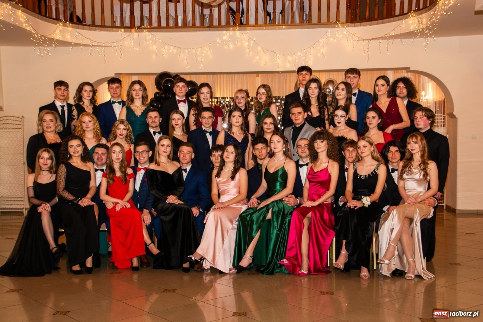 Zdjęcie w galerii na portalu naszraciborz.pl: II LO bawi się na studniówce w Rogowie [FOTO i WIDEO] wiadomości z regionu