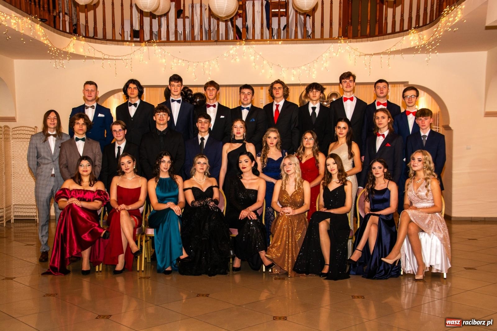 Zdjęcie w galerii na portalu naszraciborz.pl: II LO bawi się na studniówce w Rogowie [FOTO i WIDEO] wiadomości z regionu