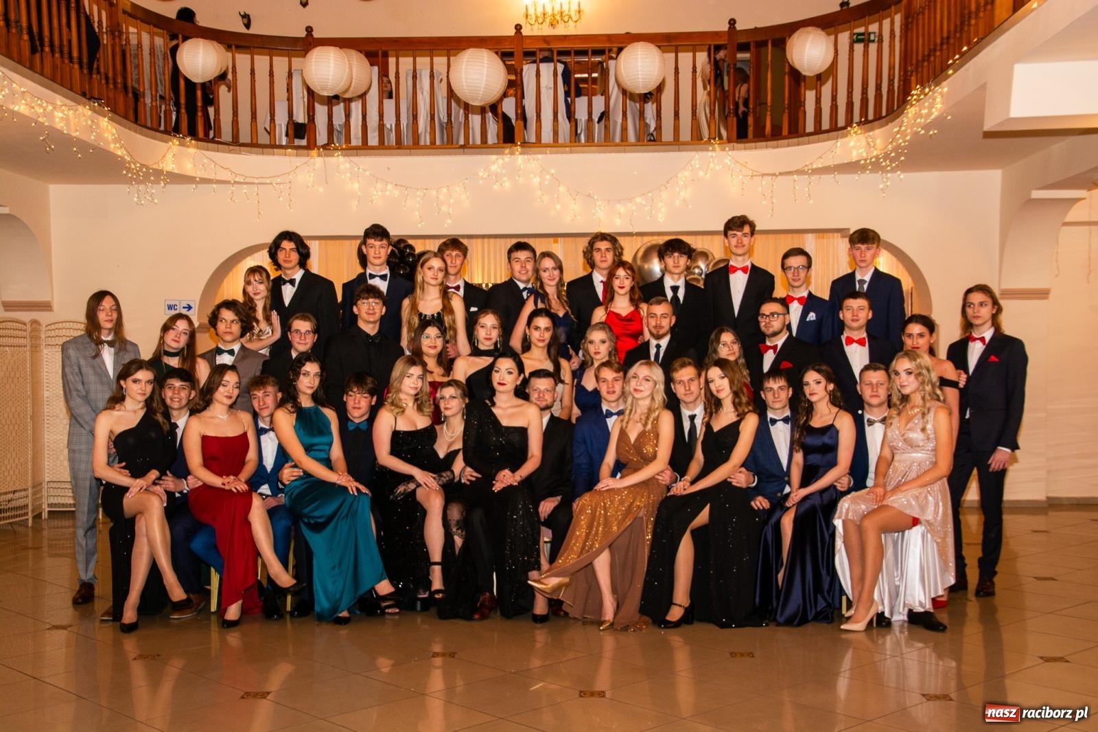 Zdjęcie w galerii na portalu naszraciborz.pl: II LO bawi się na studniówce w Rogowie [FOTO i WIDEO] wiadomości z regionu