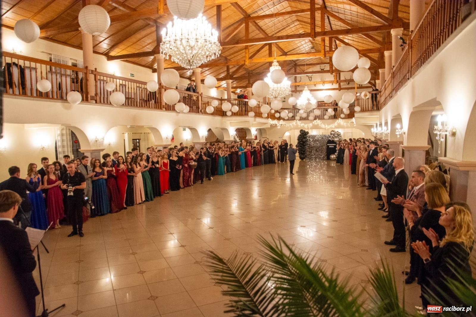 Zdjęcie w galerii na portalu naszraciborz.pl: II LO bawi się na studniówce w Rogowie [FOTO i WIDEO] wiadomości z regionu