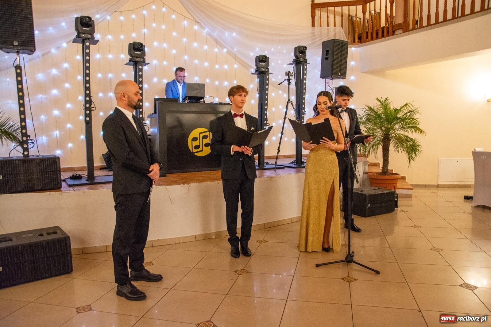 Zdjęcie w galerii na portalu naszraciborz.pl: II LO bawi się na studniówce w Rogowie [FOTO i WIDEO] wiadomości z regionu