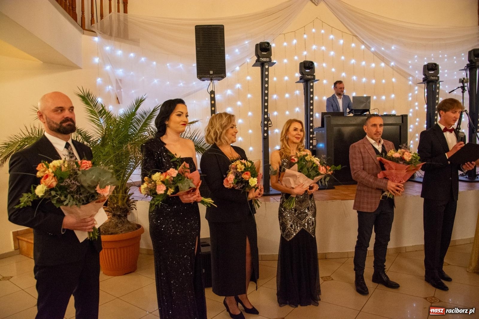 Zdjęcie w galerii na portalu naszraciborz.pl: II LO bawi się na studniówce w Rogowie [FOTO i WIDEO] wiadomości z regionu