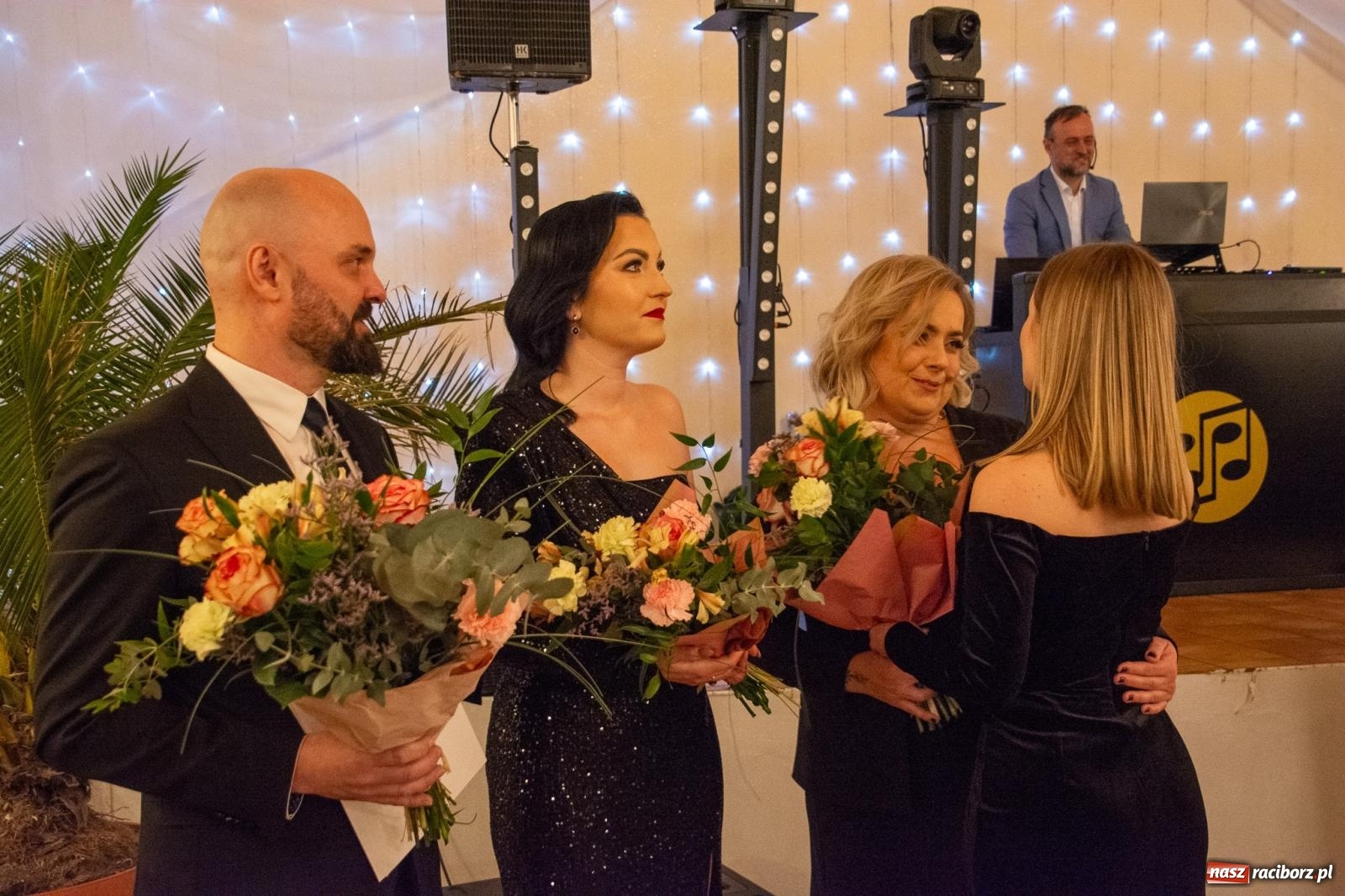 Zdjęcie w galerii na portalu naszraciborz.pl: II LO bawi się na studniówce w Rogowie [FOTO i WIDEO] wiadomości z regionu