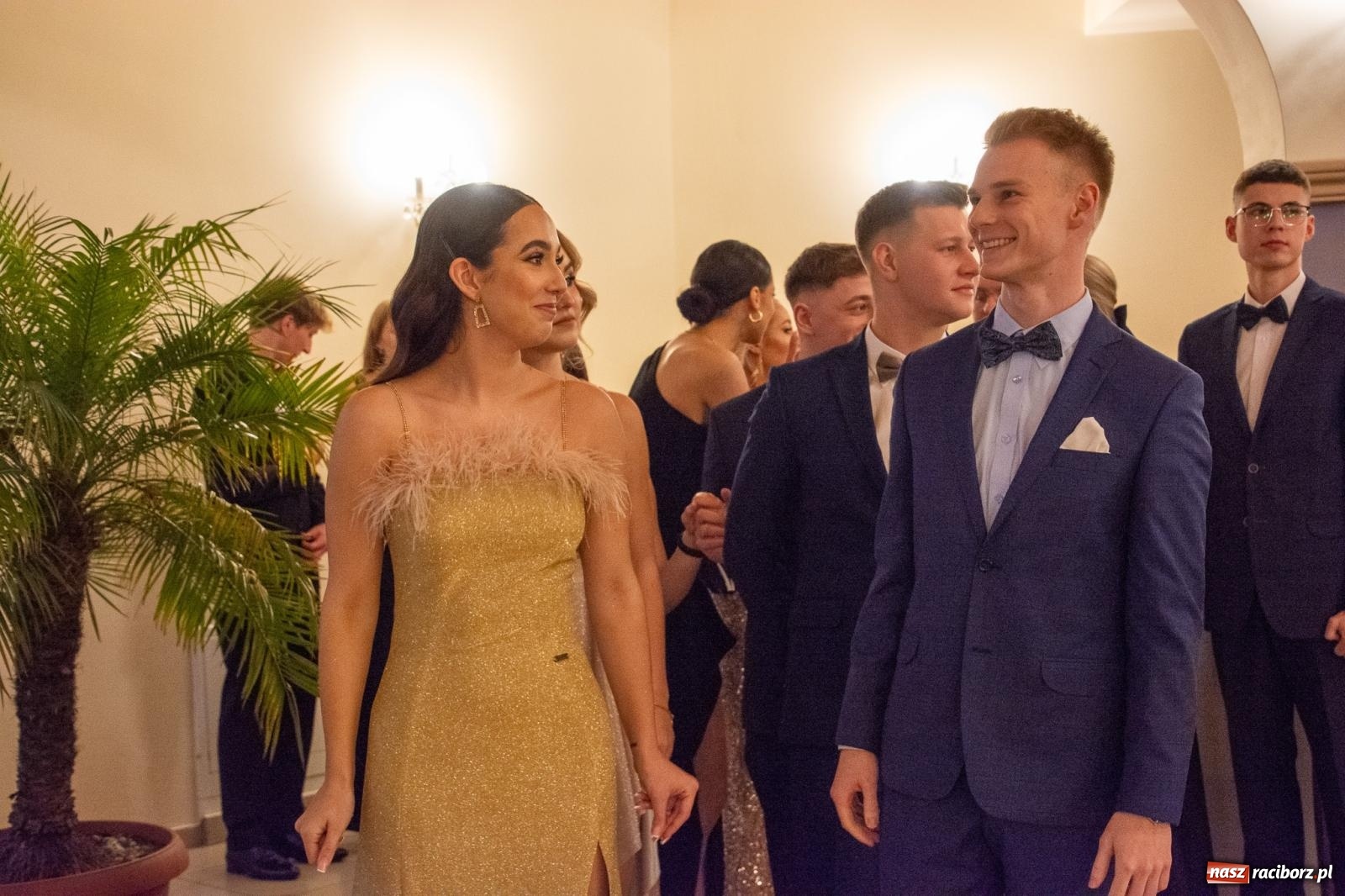 Zdjęcie w galerii na portalu naszraciborz.pl: II LO bawi się na studniówce w Rogowie [FOTO i WIDEO] wiadomości z regionu