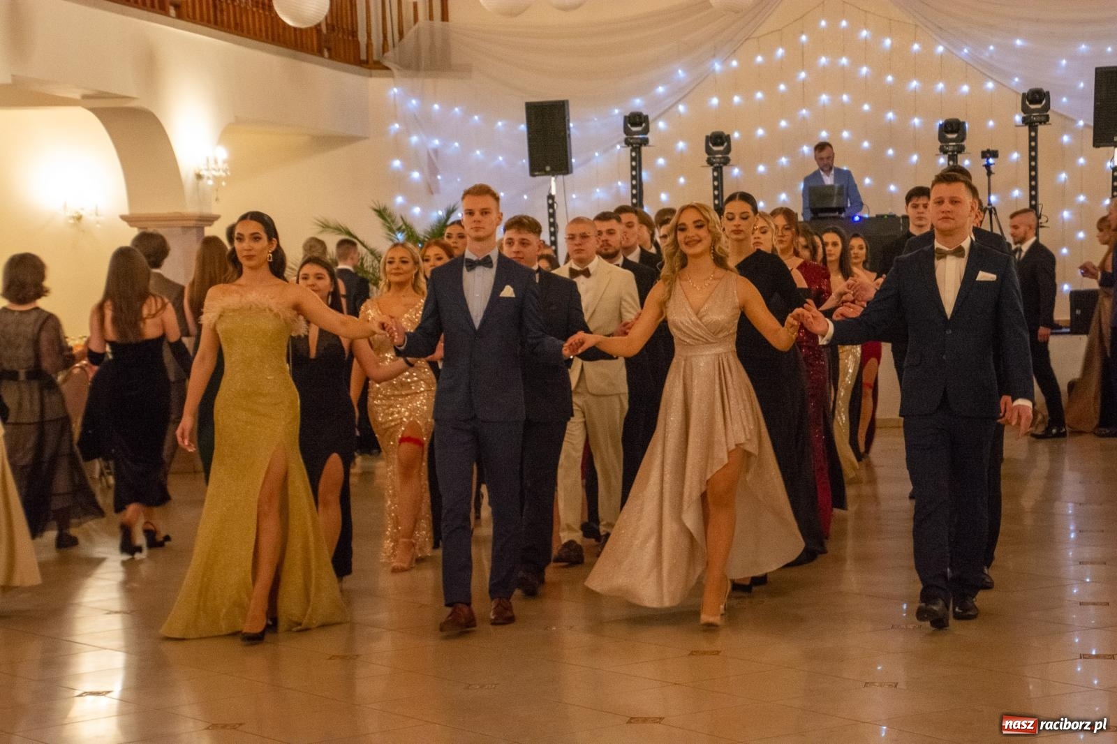 Zdjęcie w galerii na portalu naszraciborz.pl: II LO bawi się na studniówce w Rogowie [FOTO i WIDEO] wiadomości z regionu