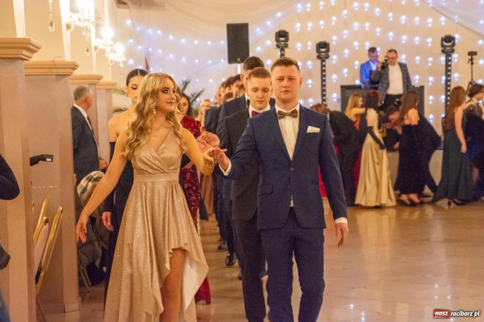 Zdjęcie w galerii na portalu naszraciborz.pl: II LO bawi się na studniówce w Rogowie [FOTO i WIDEO] wiadomości z regionu