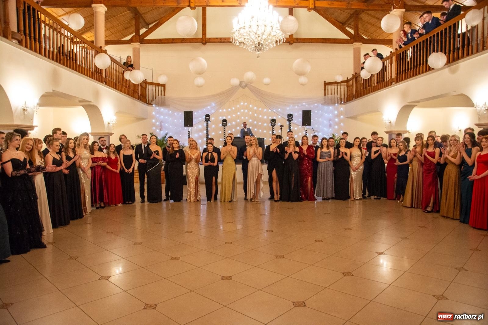 Zdjęcie w galerii na portalu naszraciborz.pl: II LO bawi się na studniówce w Rogowie [FOTO i WIDEO] wiadomości z regionu