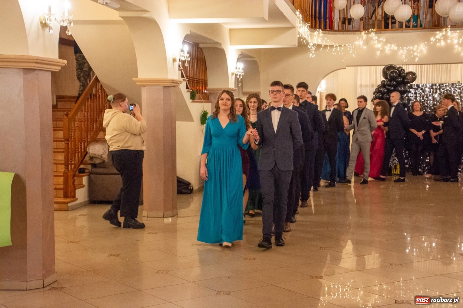 Zdjęcie w galerii na portalu naszraciborz.pl: II LO bawi się na studniówce w Rogowie [FOTO i WIDEO] wiadomości z regionu