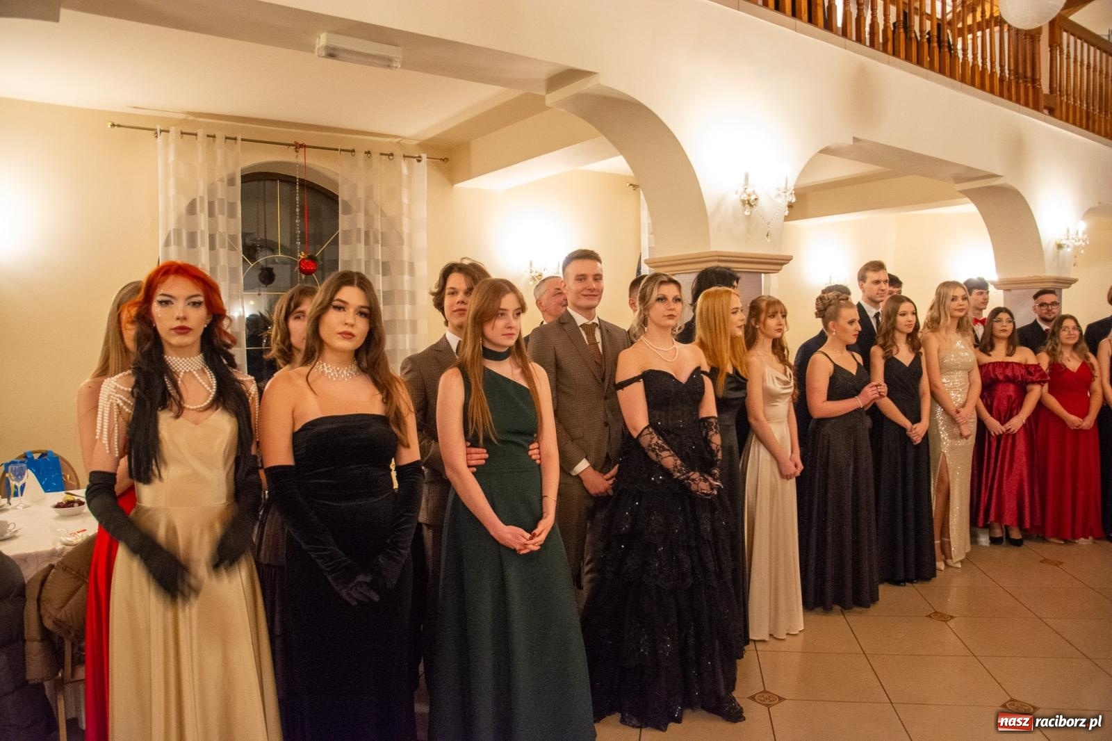 Zdjęcie w galerii na portalu naszraciborz.pl: II LO bawi się na studniówce w Rogowie [FOTO i WIDEO] wiadomości z regionu