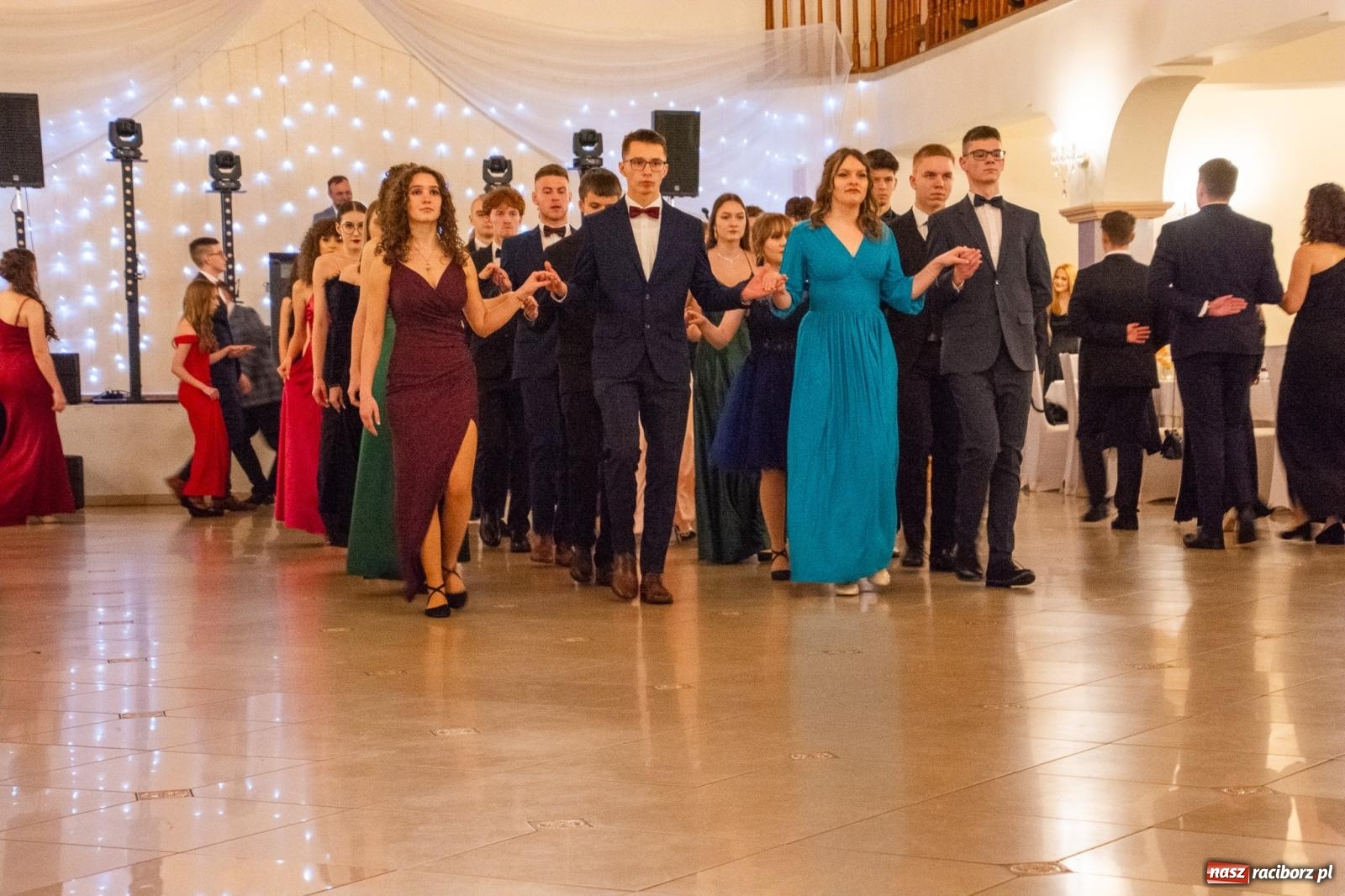 Zdjęcie w galerii na portalu naszraciborz.pl: II LO bawi się na studniówce w Rogowie [FOTO i WIDEO] wiadomości z regionu