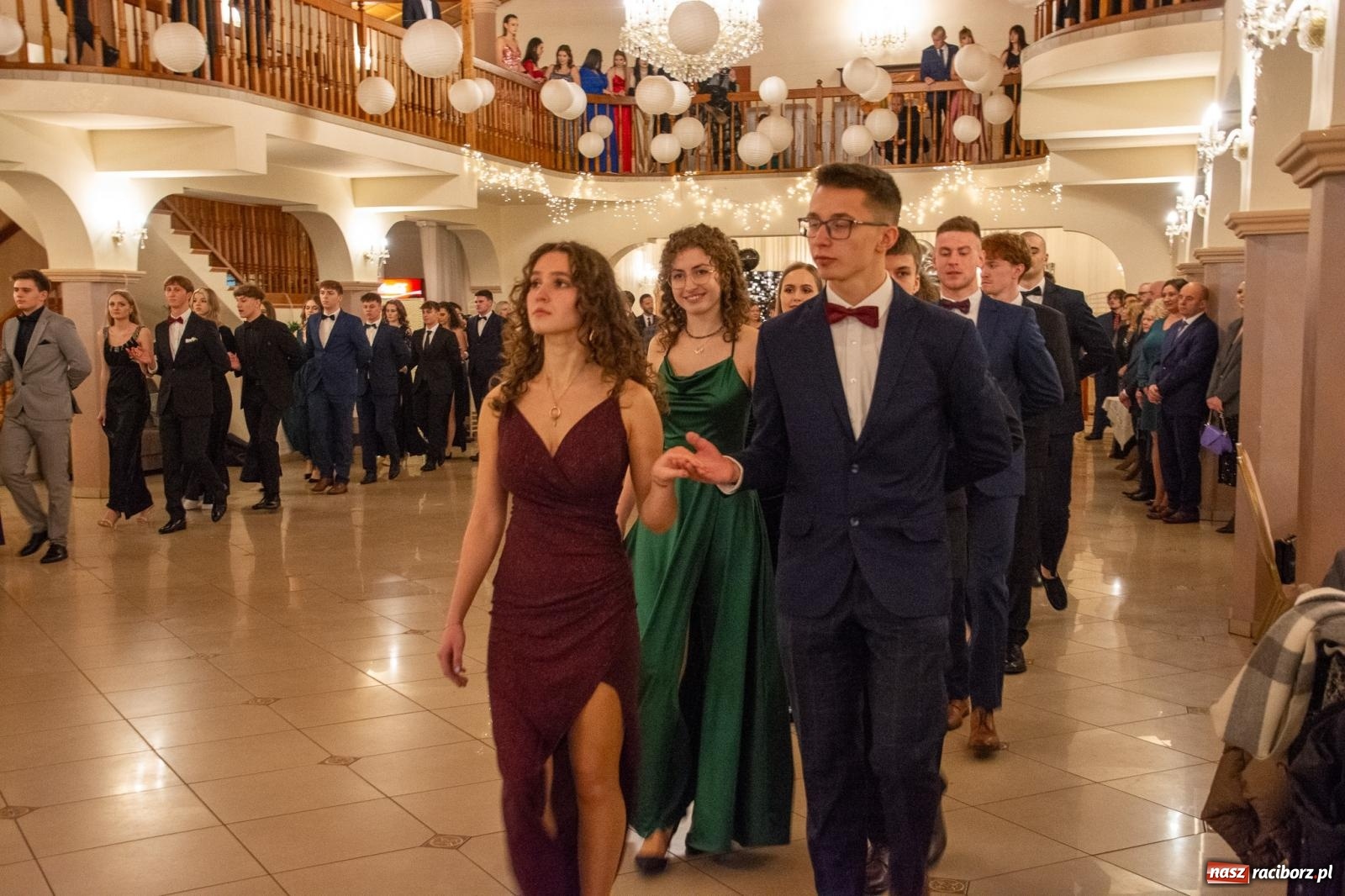 Zdjęcie w galerii na portalu naszraciborz.pl: II LO bawi się na studniówce w Rogowie [FOTO i WIDEO] wiadomości z regionu