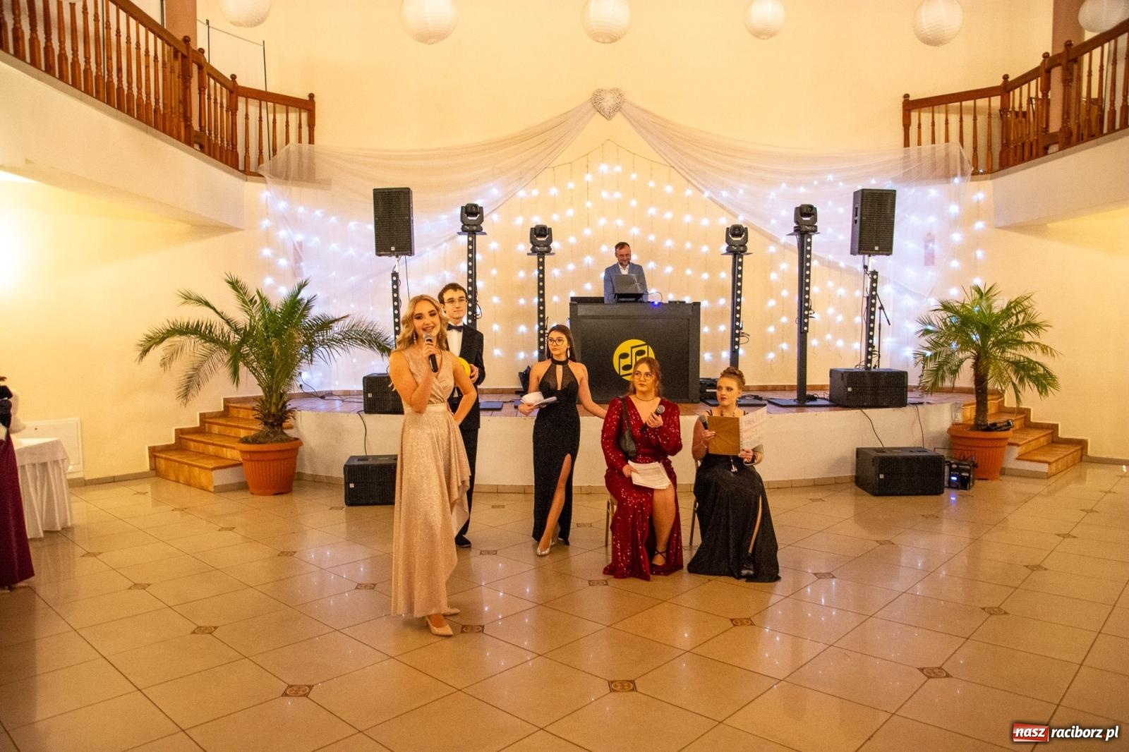 Zdjęcie w galerii na portalu naszraciborz.pl: II LO bawi się na studniówce w Rogowie [FOTO i WIDEO] wiadomości z regionu