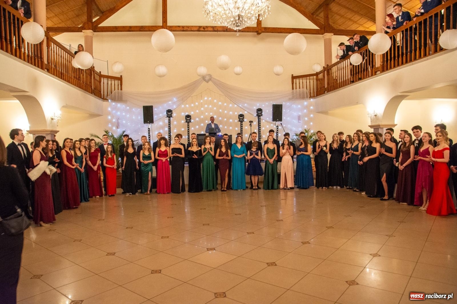 Zdjęcie w galerii na portalu naszraciborz.pl: II LO bawi się na studniówce w Rogowie [FOTO i WIDEO] wiadomości z regionu