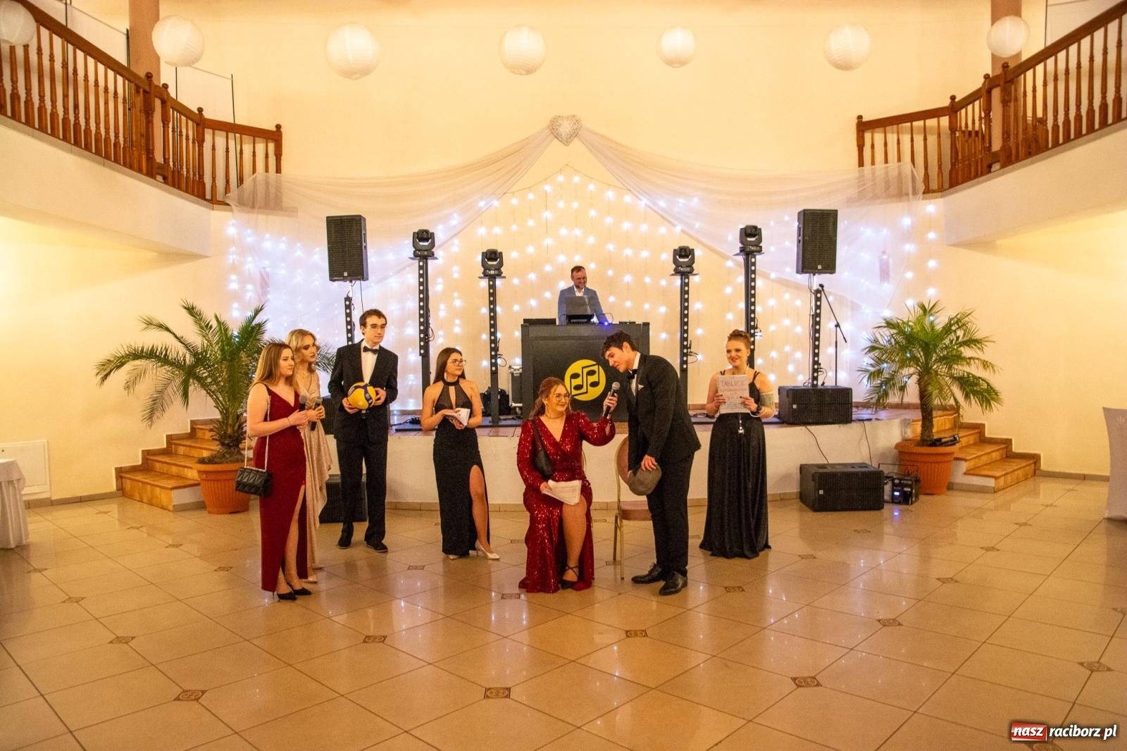 Zdjęcie w galerii na portalu naszraciborz.pl: II LO bawi się na studniówce w Rogowie [FOTO i WIDEO] wiadomości z regionu