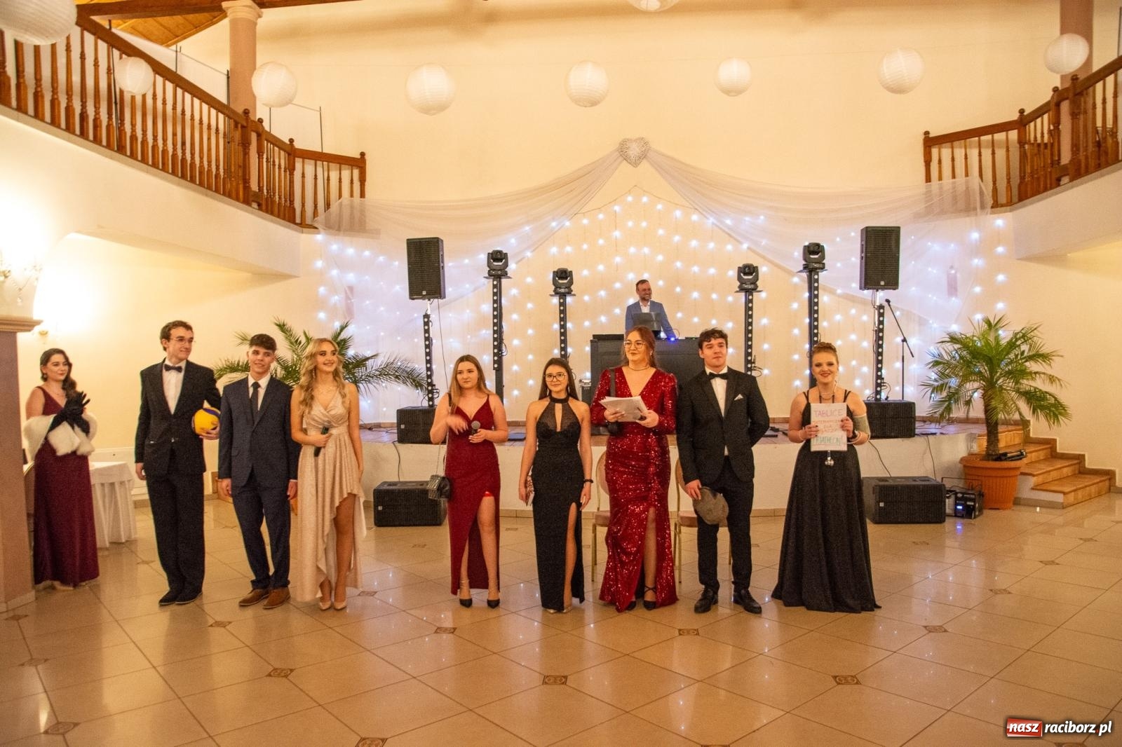 Zdjęcie w galerii na portalu naszraciborz.pl: II LO bawi się na studniówce w Rogowie [FOTO i WIDEO] wiadomości z regionu