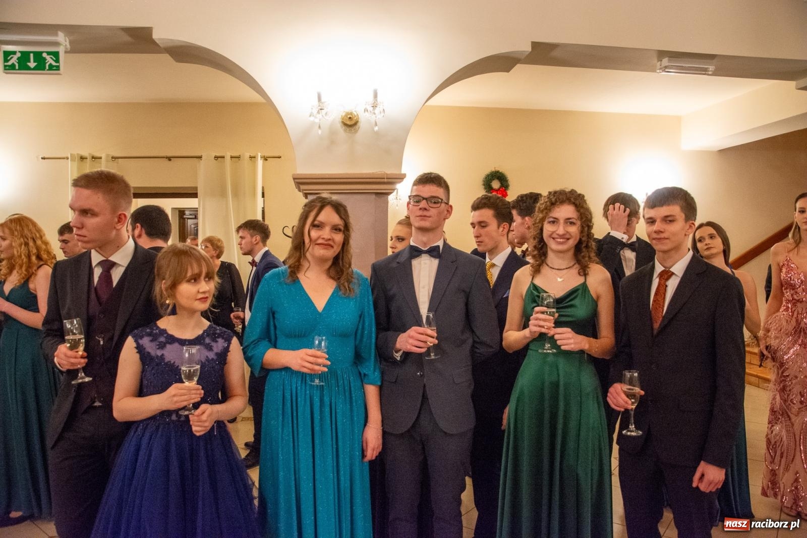 Zdjęcie w galerii na portalu naszraciborz.pl: II LO bawi się na studniówce w Rogowie [FOTO i WIDEO] wiadomości z regionu