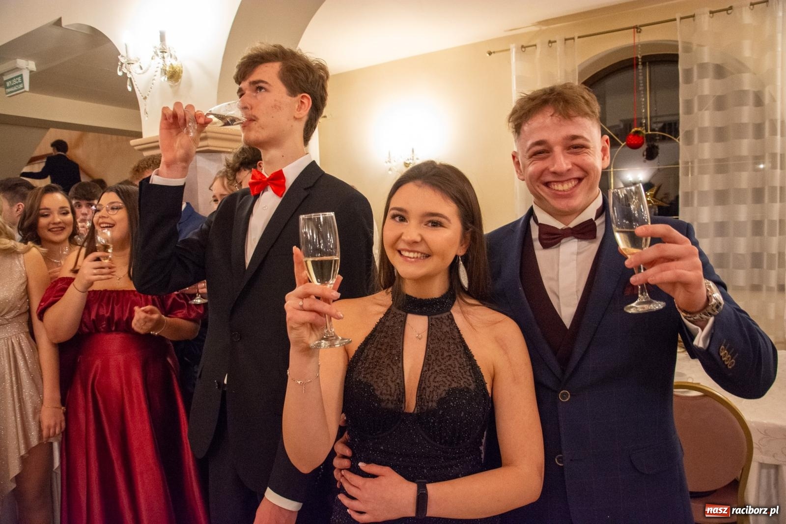 Zdjęcie w galerii na portalu naszraciborz.pl: II LO bawi się na studniówce w Rogowie [FOTO i WIDEO] wiadomości z regionu