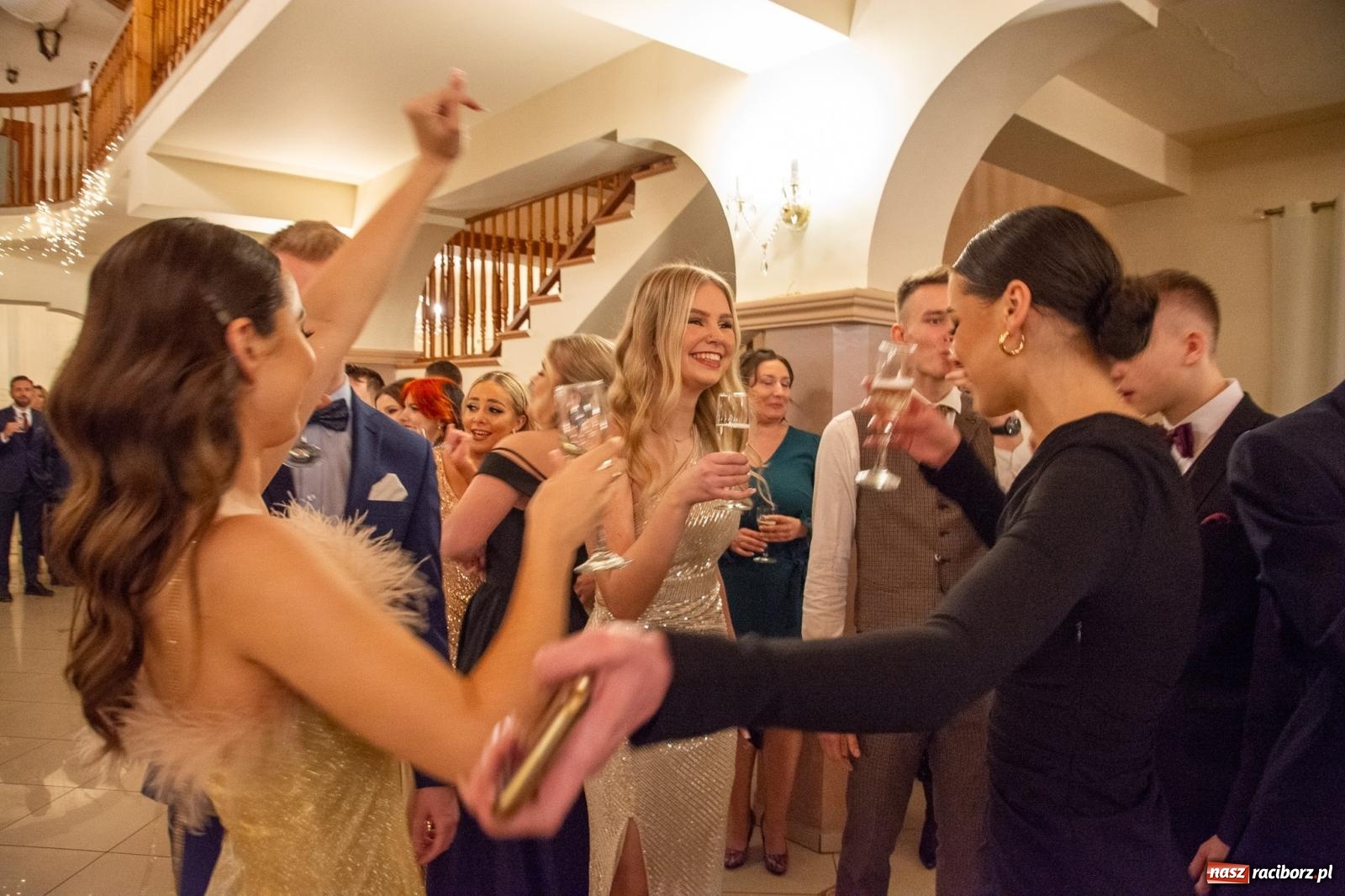 Zdjęcie w galerii na portalu naszraciborz.pl: II LO bawi się na studniówce w Rogowie [FOTO i WIDEO] wiadomości z regionu