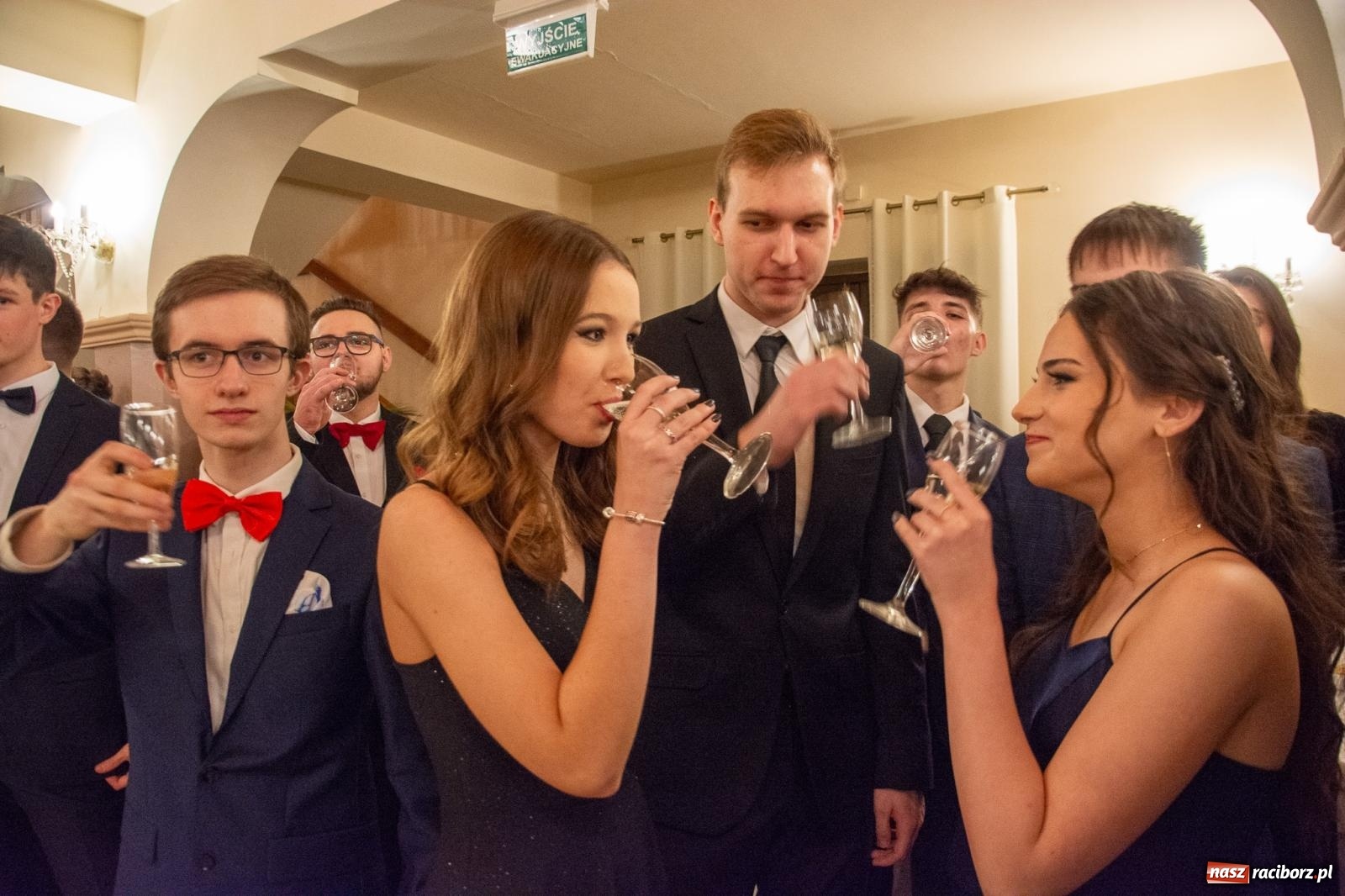 Zdjęcie w galerii na portalu naszraciborz.pl: II LO bawi się na studniówce w Rogowie [FOTO i WIDEO] wiadomości z regionu