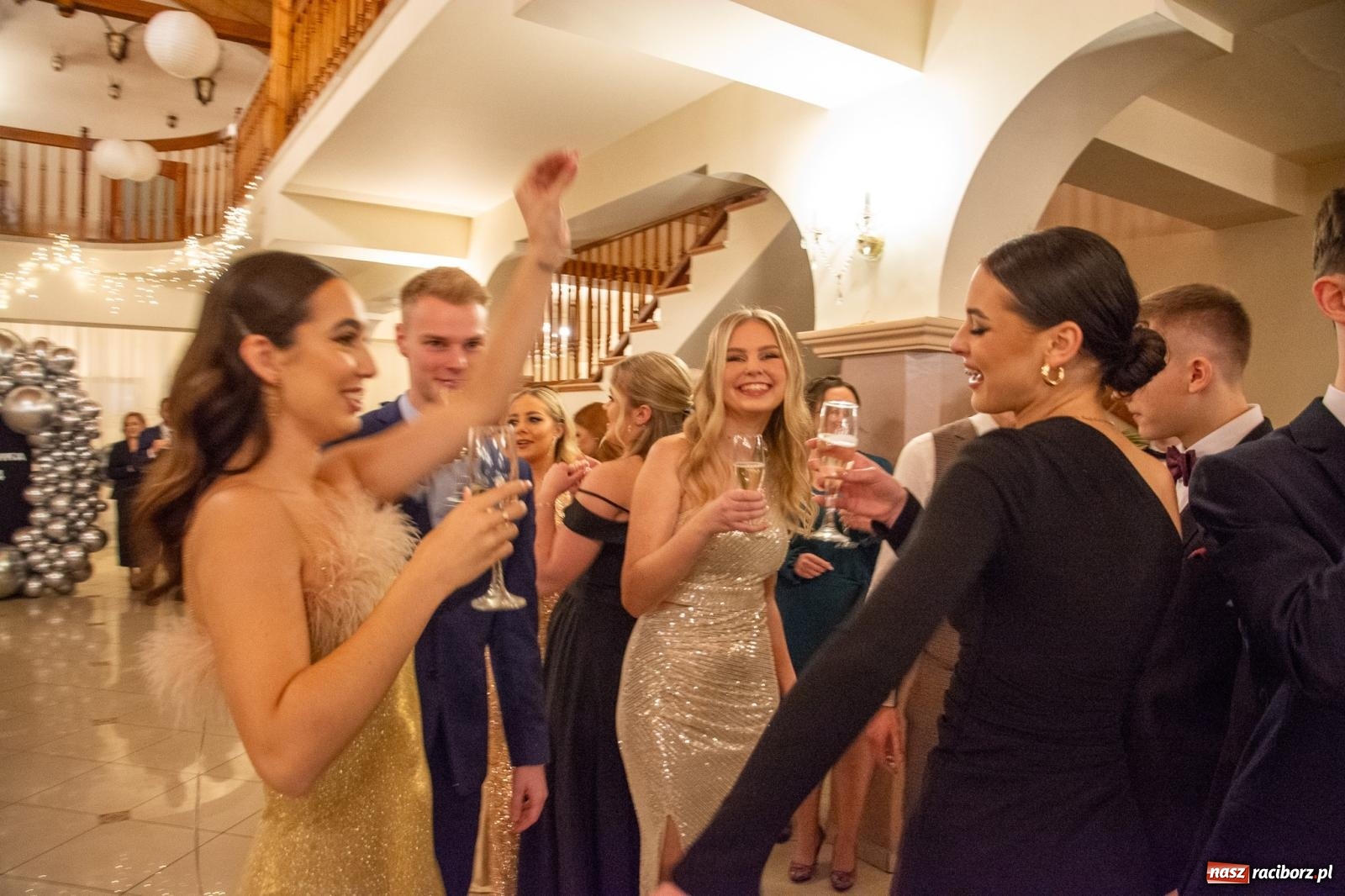 Zdjęcie w galerii na portalu naszraciborz.pl: II LO bawi się na studniówce w Rogowie [FOTO i WIDEO] wiadomości z regionu