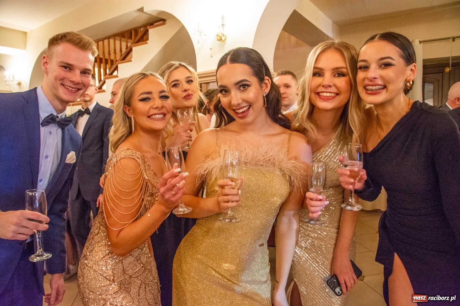 Zdjęcie w galerii na portalu naszraciborz.pl: II LO bawi się na studniówce w Rogowie [FOTO i WIDEO] wiadomości z regionu