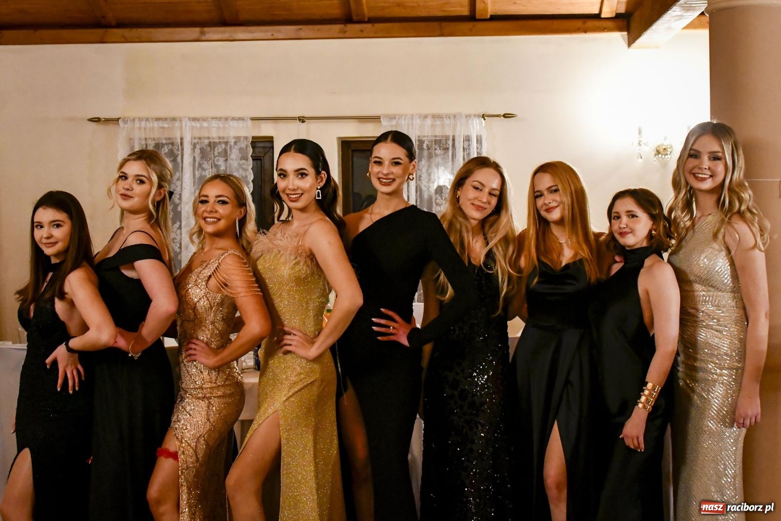 Zdjęcie w galerii na portalu naszraciborz.pl: II LO bawi się na studniówce w Rogowie [FOTO i WIDEO] wiadomości z regionu