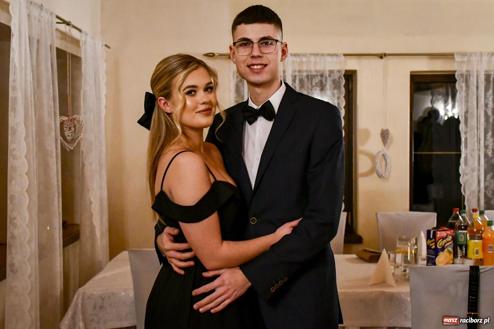 Zdjęcie w galerii na portalu naszraciborz.pl: II LO bawi się na studniówce w Rogowie [FOTO i WIDEO] wiadomości z regionu