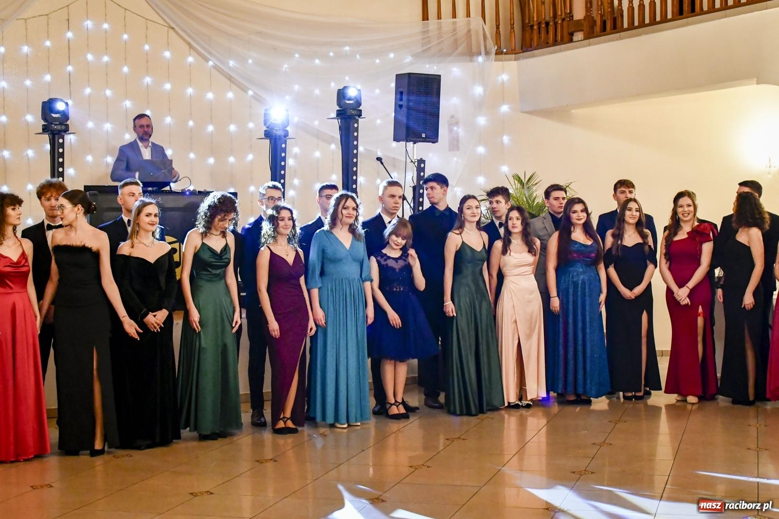 Zdjęcie w galerii na portalu naszraciborz.pl: II LO bawi się na studniówce w Rogowie [FOTO i WIDEO] wiadomości z regionu