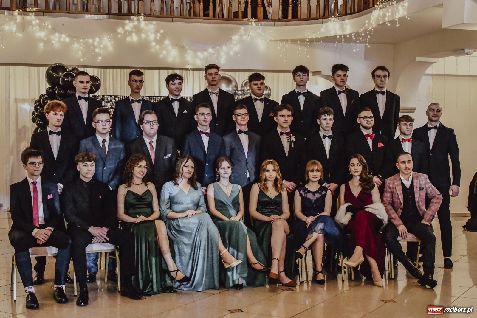 Zdjęcie w galerii na portalu naszraciborz.pl: II LO bawi się na studniówce w Rogowie [FOTO i WIDEO] wiadomości z regionu