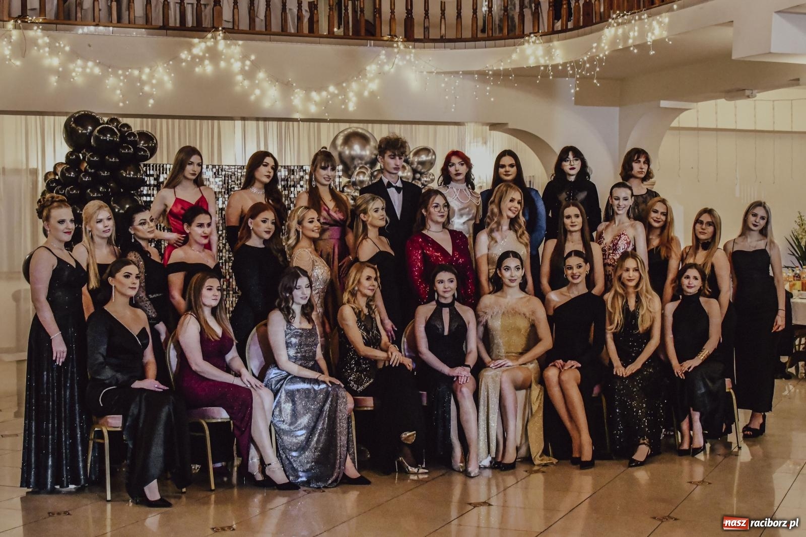 Zdjęcie w galerii na portalu naszraciborz.pl: II LO bawi się na studniówce w Rogowie [FOTO i WIDEO] wiadomości z regionu