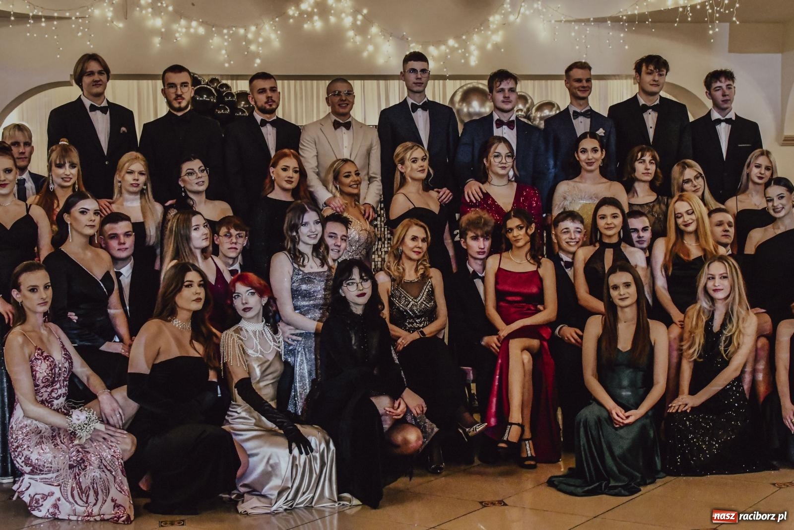 Zdjęcie w galerii na portalu naszraciborz.pl: II LO bawi się na studniówce w Rogowie [FOTO i WIDEO] wiadomości z regionu