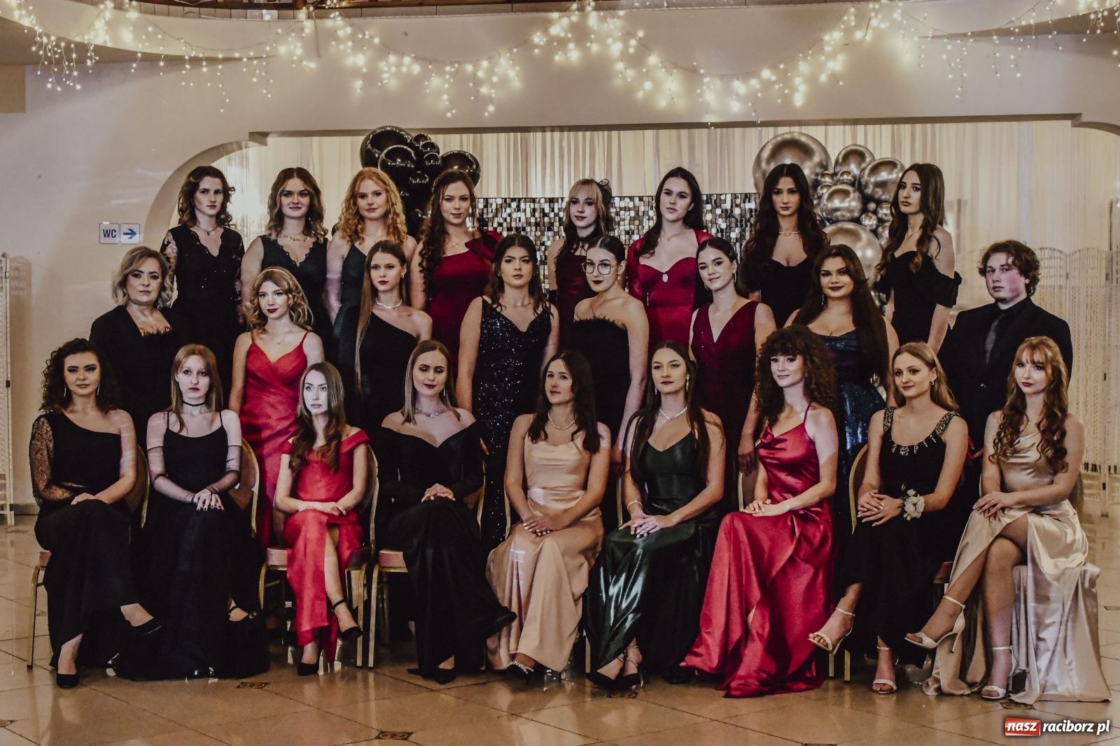 Zdjęcie w galerii na portalu naszraciborz.pl: II LO bawi się na studniówce w Rogowie [FOTO i WIDEO] wiadomości z regionu