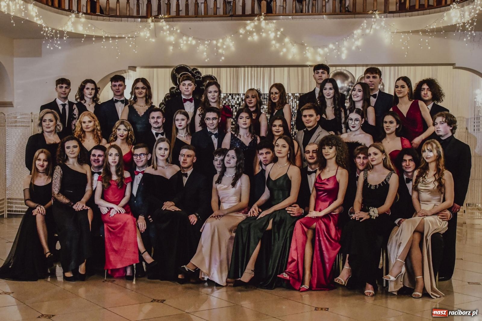 Zdjęcie w galerii na portalu naszraciborz.pl: II LO bawi się na studniówce w Rogowie [FOTO i WIDEO] wiadomości z regionu