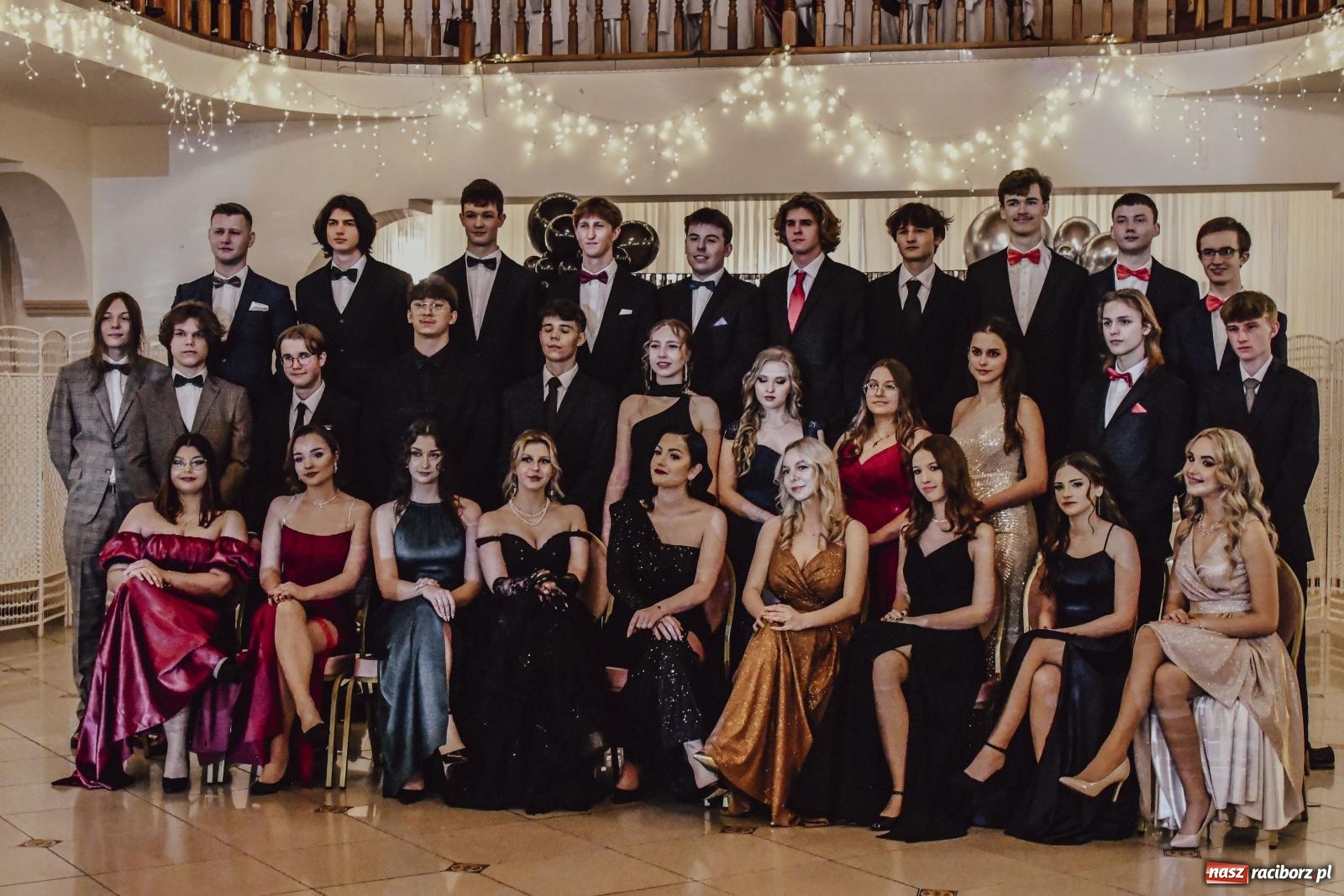 Zdjęcie w galerii na portalu naszraciborz.pl: II LO bawi się na studniówce w Rogowie [FOTO i WIDEO] wiadomości z regionu