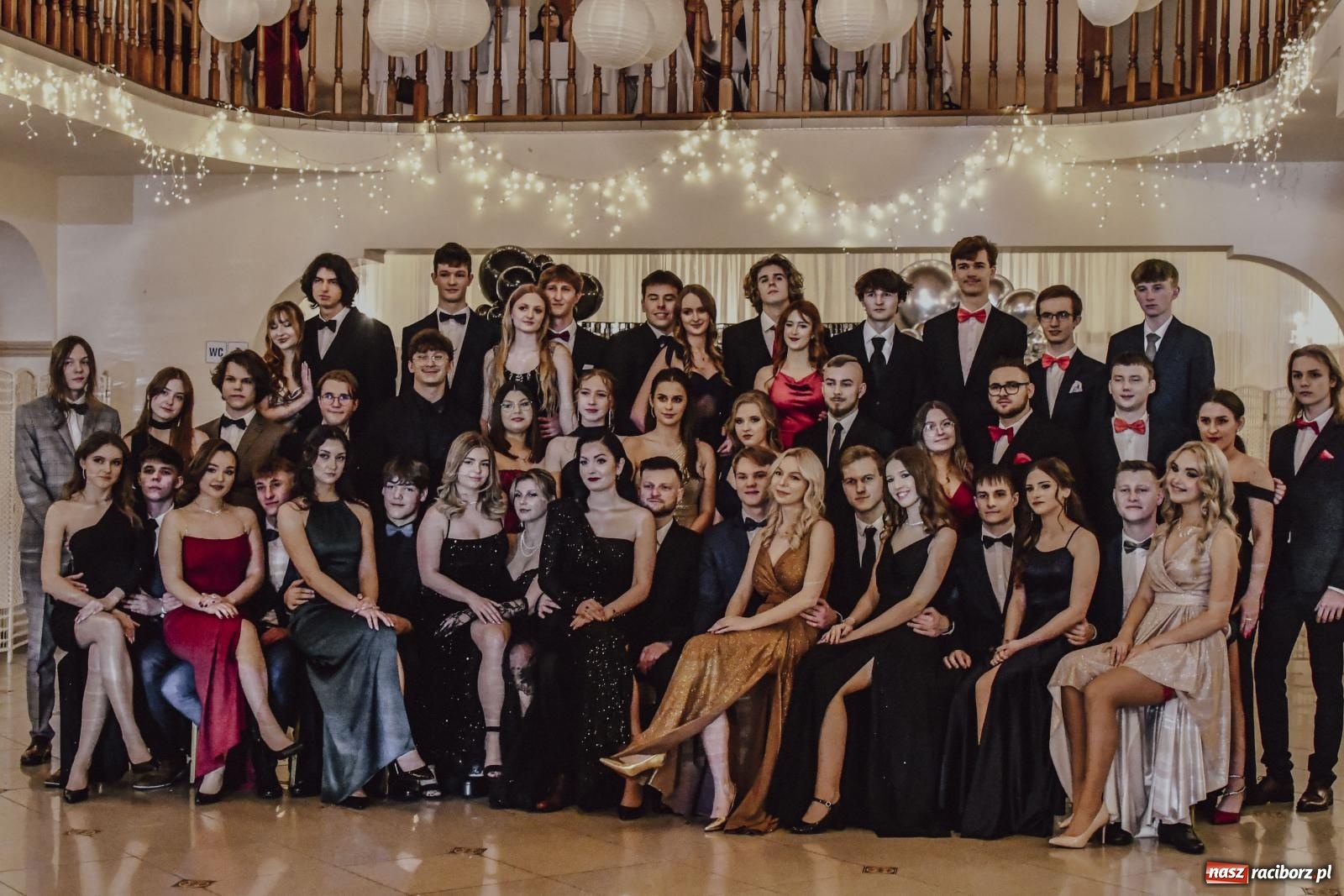 Zdjęcie w galerii na portalu naszraciborz.pl: II LO bawi się na studniówce w Rogowie [FOTO i WIDEO] wiadomości z regionu