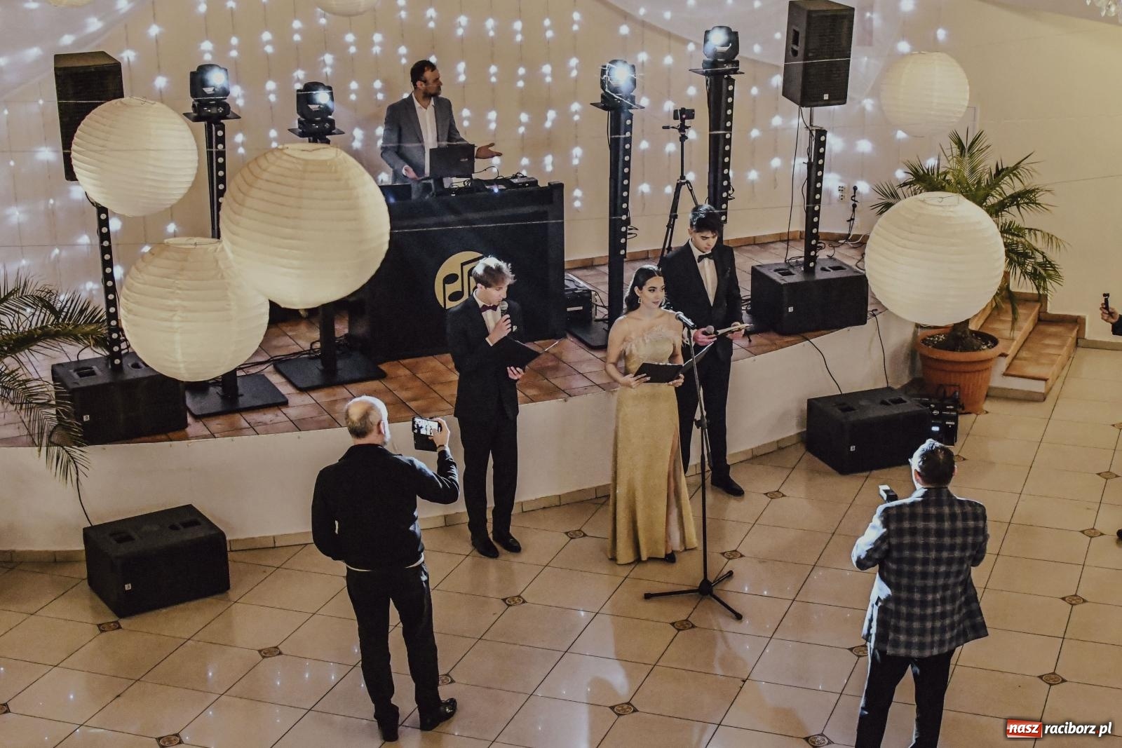 Zdjęcie w galerii na portalu naszraciborz.pl: II LO bawi się na studniówce w Rogowie [FOTO i WIDEO] wiadomości z regionu